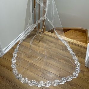 Wedding veil with lace trim one layer